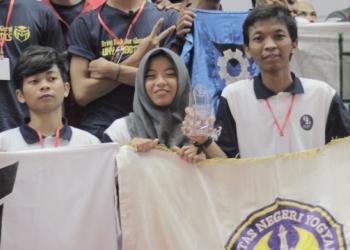 Tim Robot Maestro Evo menerima penghargaan Juara 2 KRI Regional 3